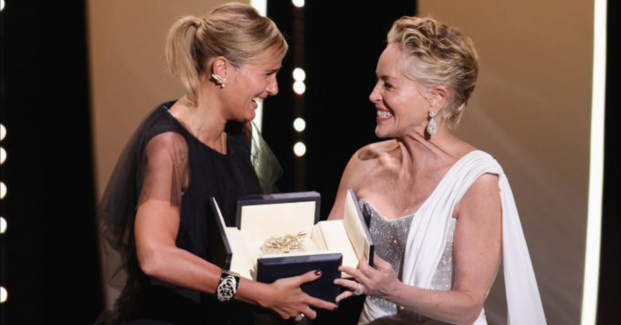 Sharon Stone remet la Palme d'or à Julia Ducournau pour Titane